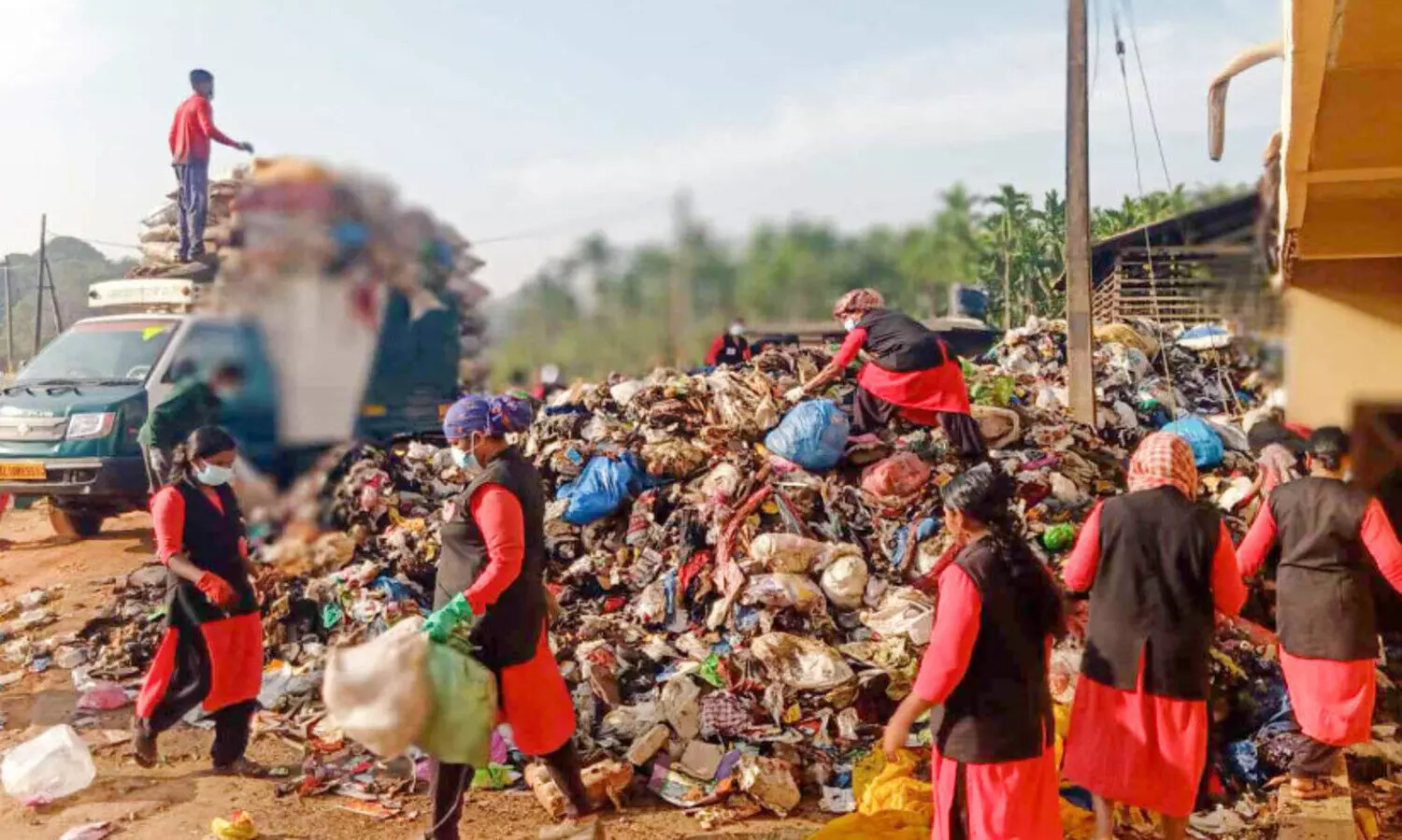 മേ​ലാ​റ്റൂ​ർ എം.​സി.​എ​ഫിലെ തീ​പി​ടി​ത്തം; മാ​ലി​ന്യാ​വ​ശി​ഷ്​​ടം നീ​ക്കിത്തുട​ങ്ങി