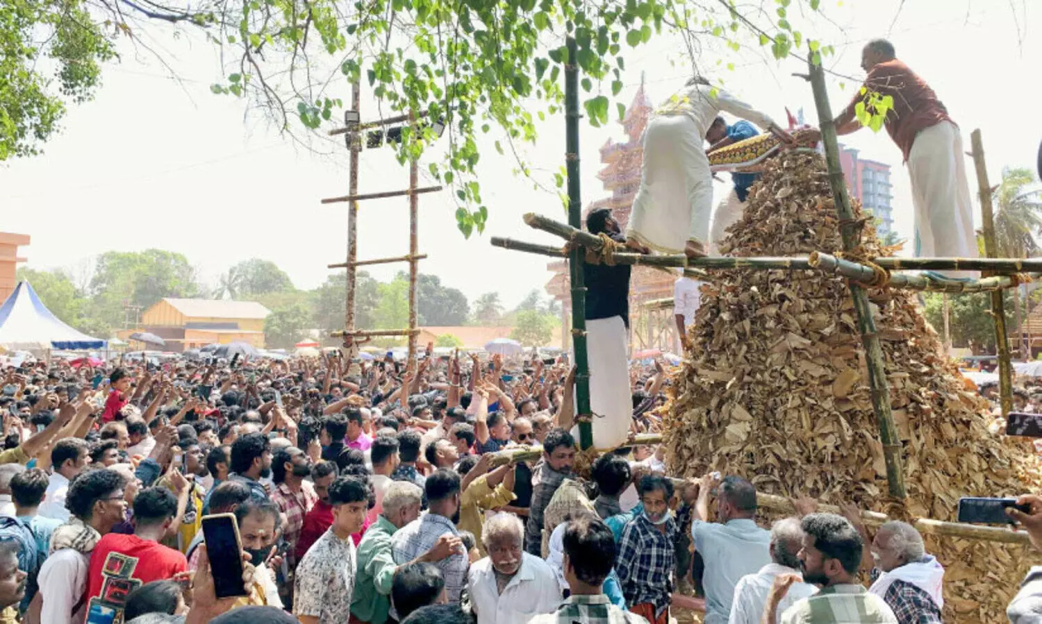 കു​തി​ര​ക്കോ​ല​ങ്ങ​ൾ​ ത​ല​യ​ണി​ഞ്ഞു , ചി​ന​ക്ക​ത്തൂ​ർ പൂ​ര​മ​ഹോ​ത്സ​വം ഇ​ന്ന്