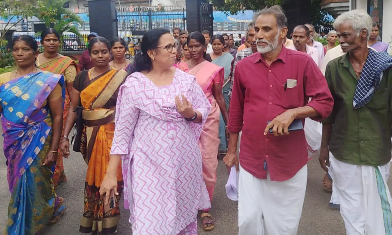 അട്ടപ്പാടിയിലെ ഭൂമി കൈയേറ്റം: ആദിവാസികൾ നിയമസഭയിലെത്തി പരാതി നൽകി