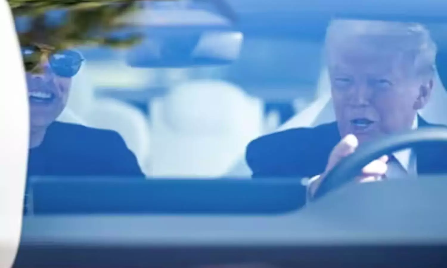 മസ്കിന് പിന്തുണ നൽകാൻ ടെസ്‍ല കാർ വാങ്ങി ട്രംപ്; ഡിസ്കൗണ്ട്  ​ചോദിച്ചില്ലെന്ന് യു.എസ് പ്രസിഡന്റിന്റെ കമന്റ്