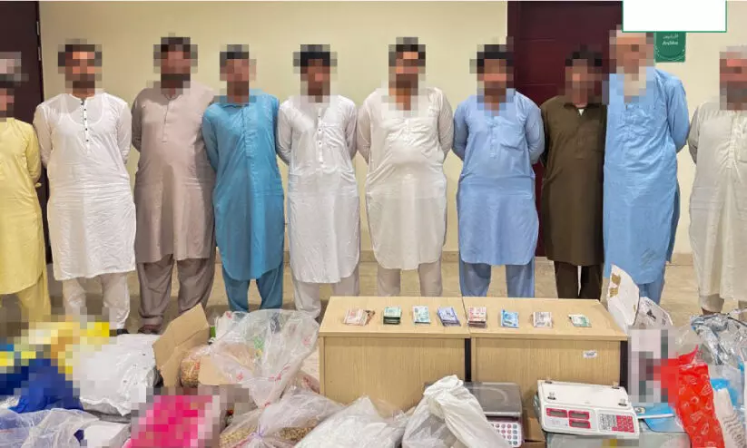 അനധികൃത തെരുവുകച്ചവടം: ദുബൈയിൽ 10 പേർ പിടിയിൽ അനധികൃത തെരുവുകച്ചവടം: ദുബൈയിൽ 10 പേർ പിടിയിൽ