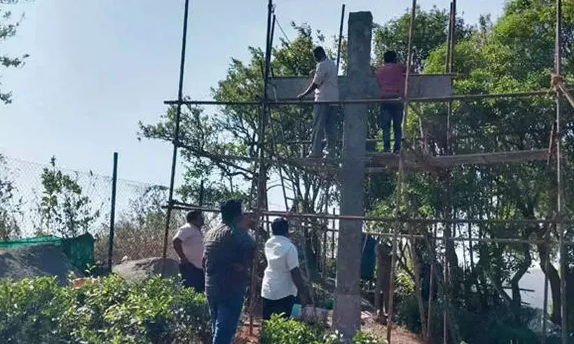 പരുന്തുംപാറയിൽ പരിശോധന തുടരുന്നു പരുന്തുംപാറയിൽ പരിശോധന തുടരുന്നു