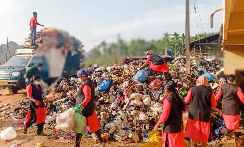 മേ​ലാ​റ്റൂ​ർ എം.​സി.​എ​ഫിലെ തീ​പി​ടി​ത്തം; മാ​ലി​ന്യാ​വ​ശി​ഷ്​​ടം നീ​ക്കിത്തുട​ങ്ങി