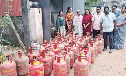 അനധികൃത ഗ്യാസ് റീഫിൽ കേന്ദ്രത്തിൽ റെയ്ഡ്; 75 സിലിണ്ടർ പിടിച്ചെടുത്തു