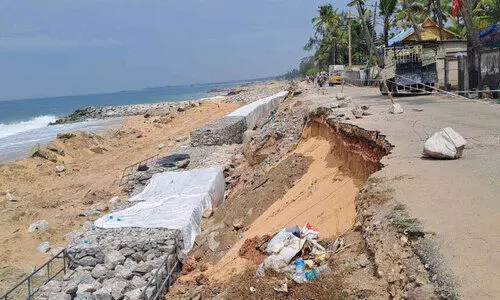 കടൽ കയറ്റം; സംരക്ഷണഭിത്തി നിർമാണം തുടങ്ങി, നിർമാണത്തിനിടെ റോഡിന്റെ ഒരുഭാഗം തകർന്നു കടൽ കയറ്റം; സംരക്ഷണഭിത്തി നിർമാണം തുടങ്ങി, നിർമാണത്തിനിടെ റോഡിന്റെ ഒരുഭാഗം തകർന്നു