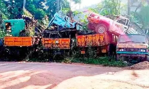 തുരുമ്പെടുത്ത് പൊലീസ് പിടിച്ചെടുത്ത വാഹനങ്ങൾ തുരുമ്പെടുത്ത് പൊലീസ് പിടിച്ചെടുത്ത വാഹനങ്ങൾ