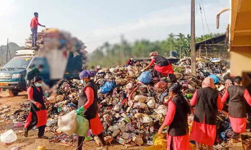 മേ​ലാ​റ്റൂ​ർ എം.​സി.​എ​ഫിലെ തീ​പി​ടി​ത്തം; മാ​ലി​ന്യാ​വ​ശി​ഷ്​​ടം നീ​ക്കിത്തുട​ങ്ങി