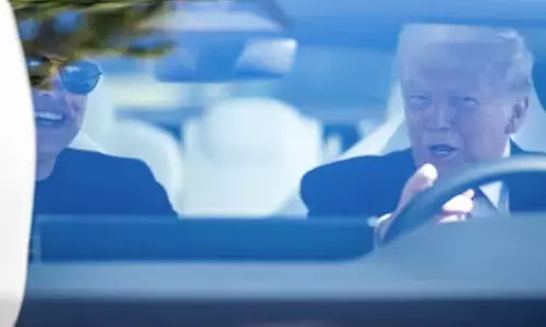 മസ്കിന് പിന്തുണ നൽകാൻ ടെസ്‍ല കാർ വാങ്ങി ട്രംപ്; ഡിസ്കൗണ്ട്  ​ചോദിച്ചില്ലെന്ന് യു.എസ് പ്രസിഡന്റിന്റെ കമന്റ്