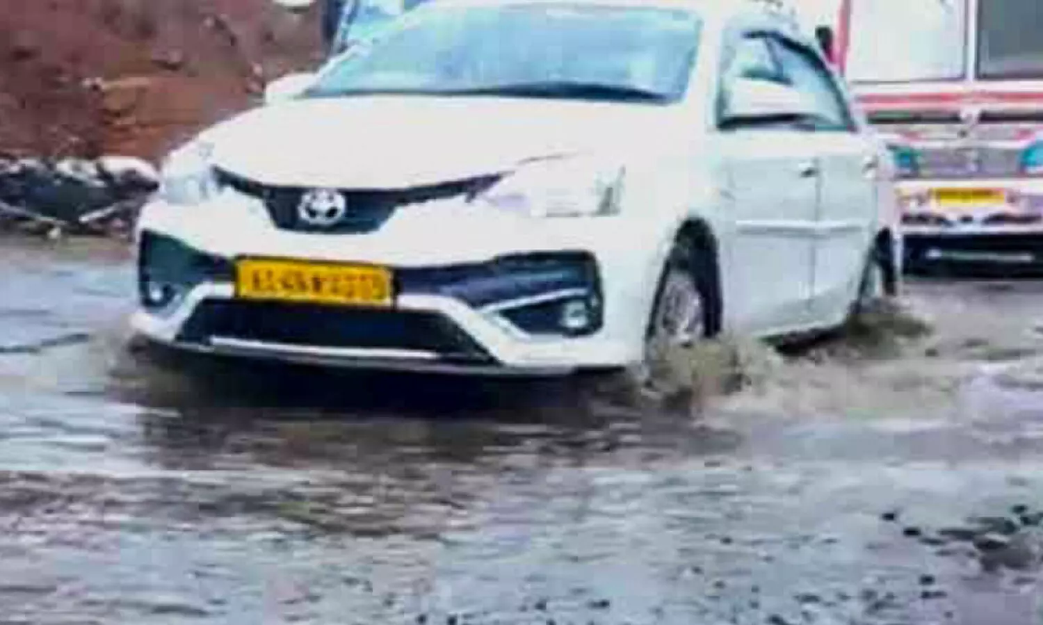 വേനൽ മഴ; സ​ർ​വി​സ് റോ​ഡു​ക​ൾ വെ​ള്ള​ക്കെ​ട്ടി​ൽ