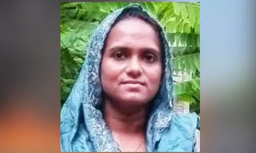 ഭർത്താവിനൊപ്പം പോകവേ ബൈക്ക് മറിഞ്ഞ് റോഡിൽ വീണ യുവതി പിക്കപ്പിടിച്ച് മരിച്ചു