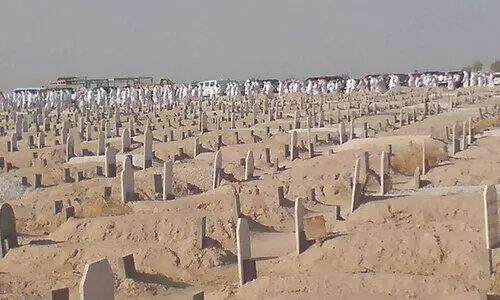 നി​റ​മു​ള്ള ക​ല്ലു​ക​ൾ ഉ​പ​യോ​ഗി​ച്ച്   ഖ​ബ​ർ  അ​ല​ങ്ക​രി​ക്കു​ന്ന​തി​ന് നി​രോ​ധ​നം