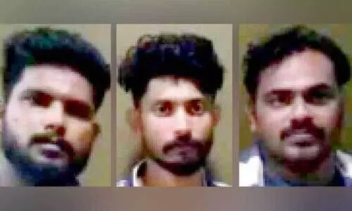 വെ​ള്ളി​യാ​ർ പു​ഴ​യി​ൽ മാ​ലി​ന്യം ത​ള്ളി; മൂ​ന്നു​പേ​ർ അ​റ​സ്റ്റി​ൽ