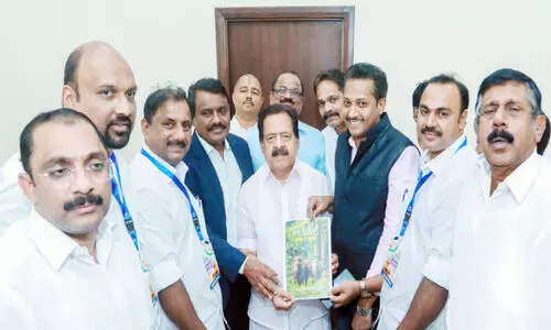 ‘ട്രാ​വ​ൽ ഫീ​ൽ​സ് ആ​ൻ​ഡ് ഫീ​ഡ്സ്’  പു​സ്ത​ക​ത്തി​ന്‍റെ ക​വ​ർ പ്ര​കാ​ശ​നം ചെ​യ്തു