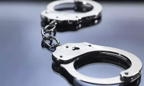 പൊ​ലീ​സ് ഉ​ദ്യോ​ഗ​സ്ഥ​ൻ ച​മ​ഞ്ഞ് ത​ട്ടി​പ്പ്; പ്ര​വാ​സി പി​ടി​യി​ൽ