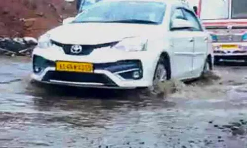 വേനൽ മഴ; സ​ർ​വി​സ് റോ​ഡു​ക​ൾ വെ​ള്ള​ക്കെ​ട്ടി​ൽ