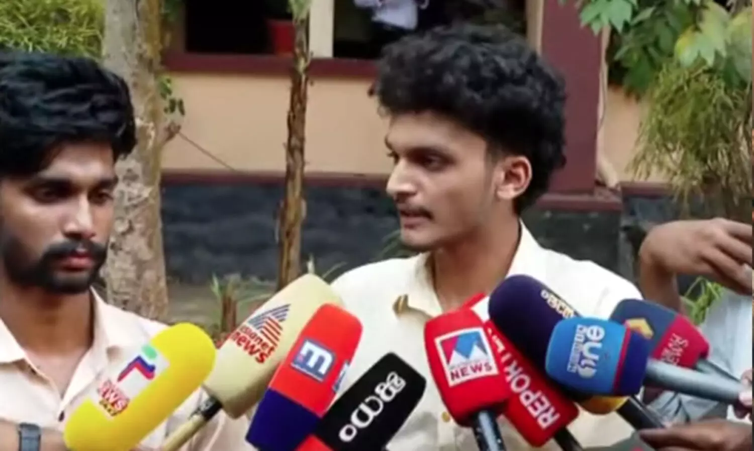 ‘ഞാൻ നാടുവിട്ടു എന്നാണ് പറയുന്നത്, എന്തുവാ അവരുദ്ദേശിക്കുന്നത്? ഞങ്ങളിവിടെ തന്നെയുണ്ട്...’ -കഞ്ചാവ് കേസിൽ എസ്.എഫ്.ഐ ആരോപണം തള്ളി ആദിലും അനന്തുവും