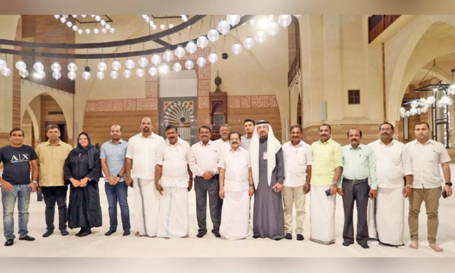 ഗ്രാ​ൻ​ഡ് മോ​സ്ക് സ​ന്ദ​ർ​ശി​ച്ച് ര​മേ​ശ്‌ ചെ​ന്നി​ത്ത​ല