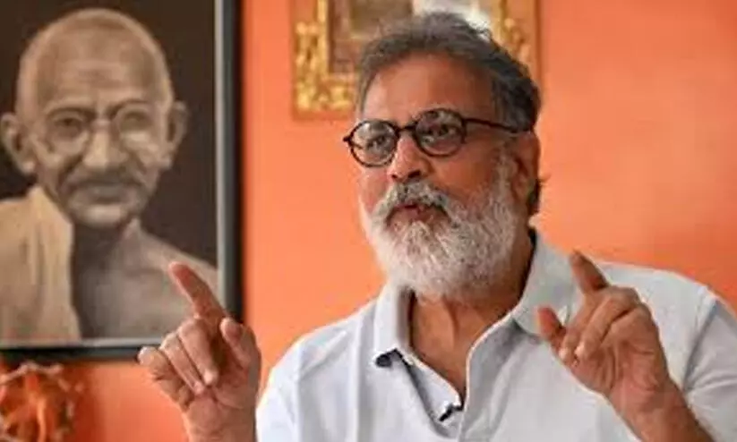 ‘പ്രതിഷേധിക്കുന്നവര് ഗാന്ധി പ്രതിമയിലേക്ക് വെടിയുതിര്ക്കുമോ എന്നാണ് ഭയം’; വീണ്ടും ആർ.എസ്.എസിനെ വിമർശിച്ച് തുഷാർ ഗാന്ധി ‘പ്രതിഷേധിക്കുന്നവര് ഗാന്ധി പ്രതിമയിലേക്ക് വെടിയുതിര്ക്കുമോ എന്നാണ് ഭയം’; വീണ്ടും ആർ.എസ്.എസിനെ വിമർശിച്ച് തുഷാർ ഗാന്ധി