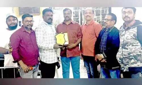 മ​ധു​കു​മാ​റി​ന് ന​വ​യു​ഗം യാ​ത്ര​യ​യ​പ്പ് ന​ൽ​കി