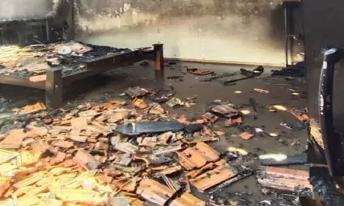 ഓ​ഡി​റ്റോ​റി​യം തീ​പി​ടി​ച്ച് ന​ശി​ച്ചു