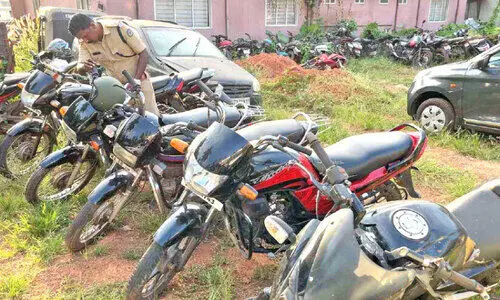 മോ​ഷ്ടി​ച്ച ആ​റ് ബൈ​ക്കു​ക​ളു​മാ​യി വി​ദ്യാ​ർ​ഥി​ക​ൾ പി​ടി​യി​ൽ