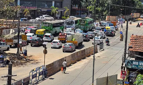 മ​ലാ​പ്പ​റ​മ്പ് ജ​ങ്ഷ​ൻ; വലഞ്ഞ് യാത്രക്കാർ