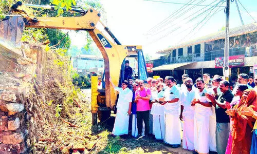 വ​ർ​ഷ​ങ്ങ​ളു​ടെ കാ​ത്തി​രി​പ്പ്; പ​ടി​ഞ്ഞാ​റ​ത്ത​റ​യു​ടെ ത​ട​സ്സ​മ​തി​ൽ പൊ​ളി​ക്കു​ന്നു