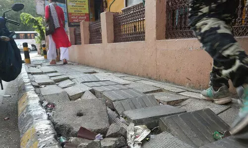 ​കൊച്ചിയിലെ നടപ്പാതകളിൽ പാതാളത്തിലേക്ക്​ പതിക്കുന്ന സ്ഥിതി -ഹൈകോടതി