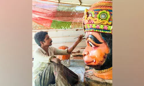 കലയും ജീവിതവും ഈ കലാകാരൻറെ ഇടം കൈയിൽ ഭദ്രമാണ്