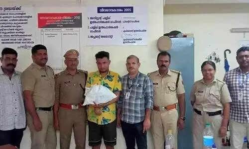 വലിക്കാനുള്ള ഉപകരണം ഉൾപ്പെടെ കഞ്ചാവ് വിൽപന; ചങ്ങനാശ്ശേരിയിൽ യുവാവ് പിടിയിൽ വലിക്കാനുള്ള ഉപകരണം ഉൾപ്പെടെ കഞ്ചാവ് വിൽപന; ചങ്ങനാശ്ശേരിയിൽ യുവാവ് പിടിയിൽ