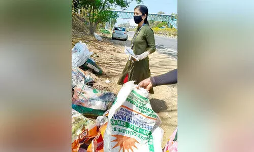 വ​ഴി​യ​രി​കി​ൽ മാ​ലി​ന്യം ത​ള്ളി; 15,000 രൂ​പ പി​ഴ