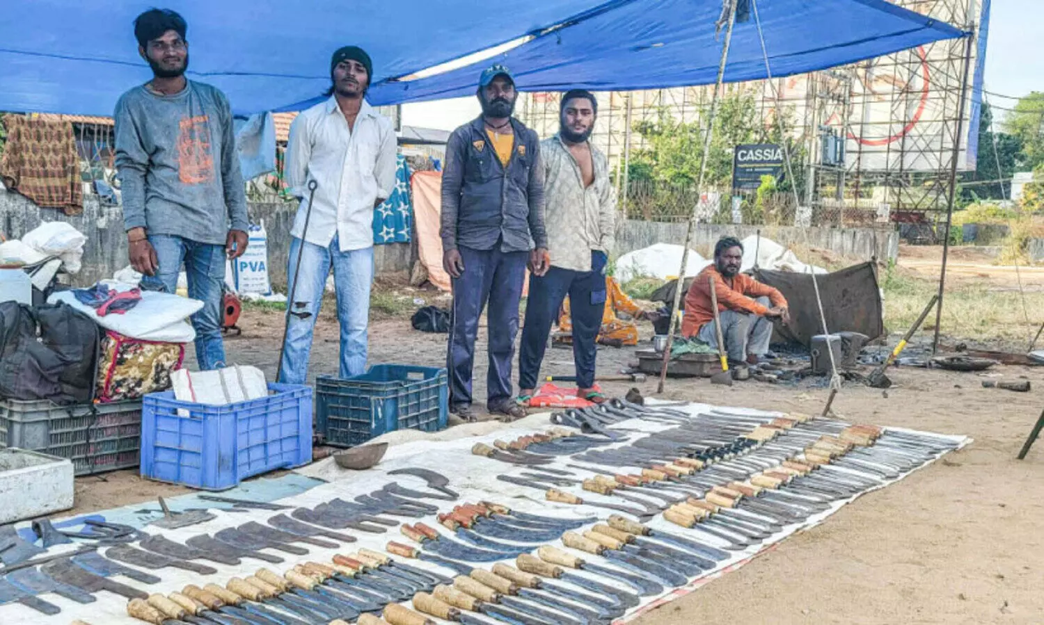 ‘പണി’ ആയുധങ്ങൾ ലൈവായി കിട്ടും;  കൗതുകമുണർത്തി വഴിയോരത്തെ ആലകൾ