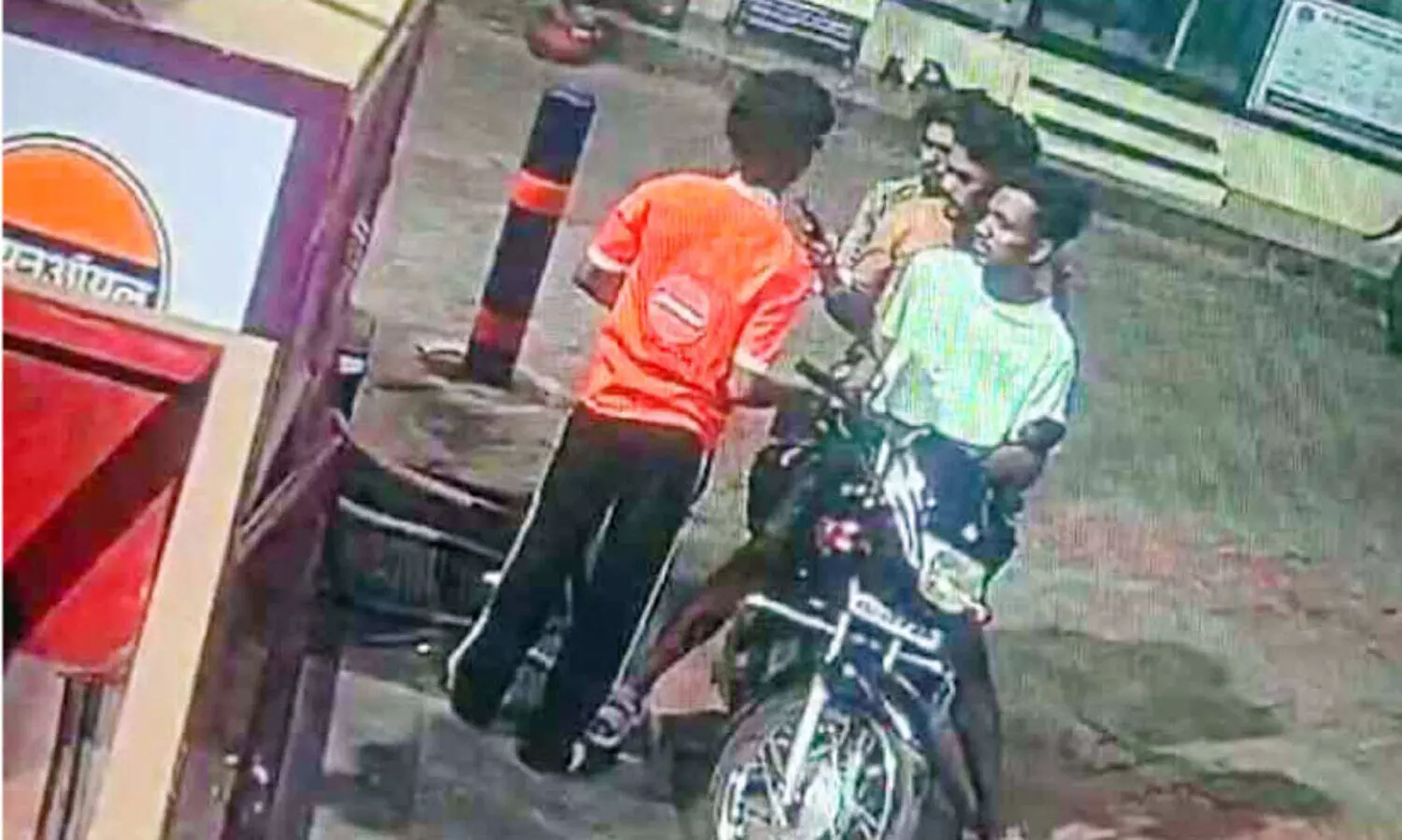 പെട്രോൾ പമ്പ് ജീവനക്കാരന് ഗുണ്ടാസംഘത്തിന്റെ മർദനം