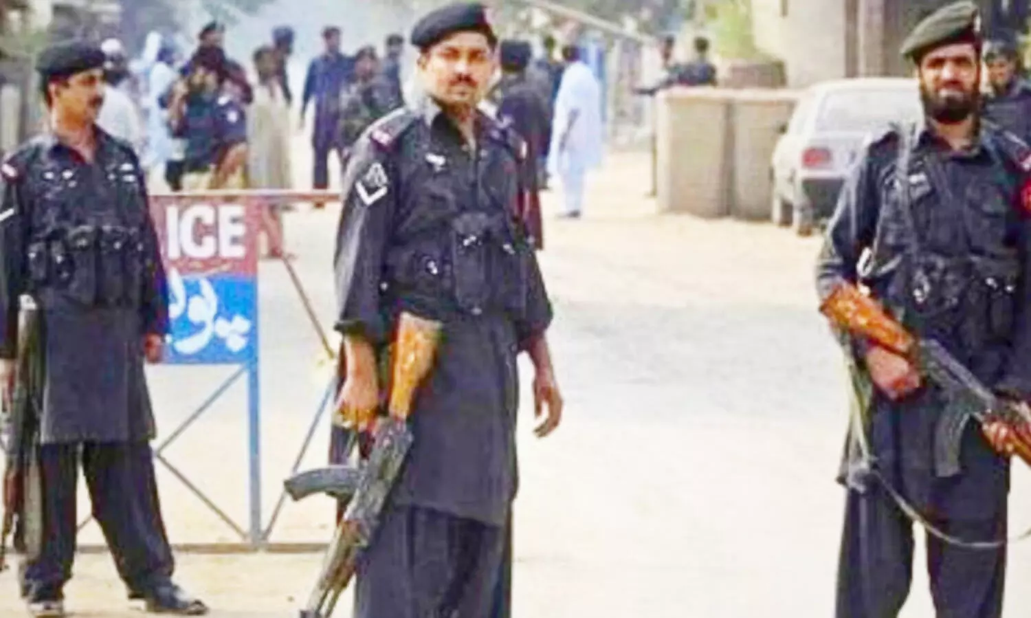 പാകിസ്താനിൽ പൊലീസ് സ്റ്റേഷനുകൾക്കു നേരെ ആക്രമണം