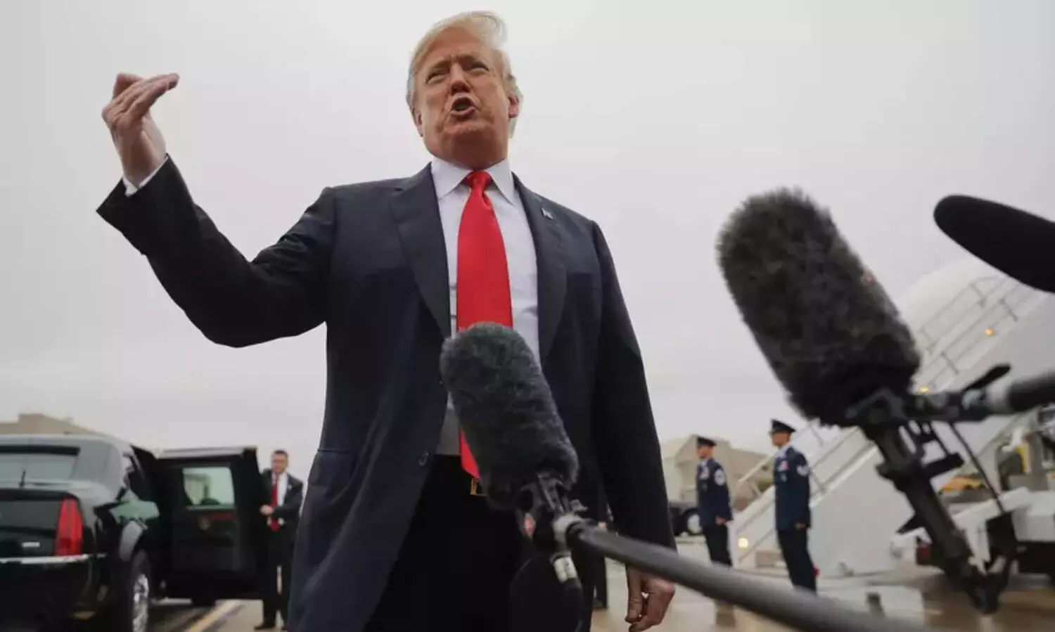 ചോദ്യം ചോദിക്കുന്നതിനിടെ മൈക്ക് മുഖത്തു തട്ടി; മാധ്യമ പ്രവർത്തകയോട് ചൊടിച്ച് ഡോണൾഡ് ട്രംപ്; വൈറലായി വീഡിയോ