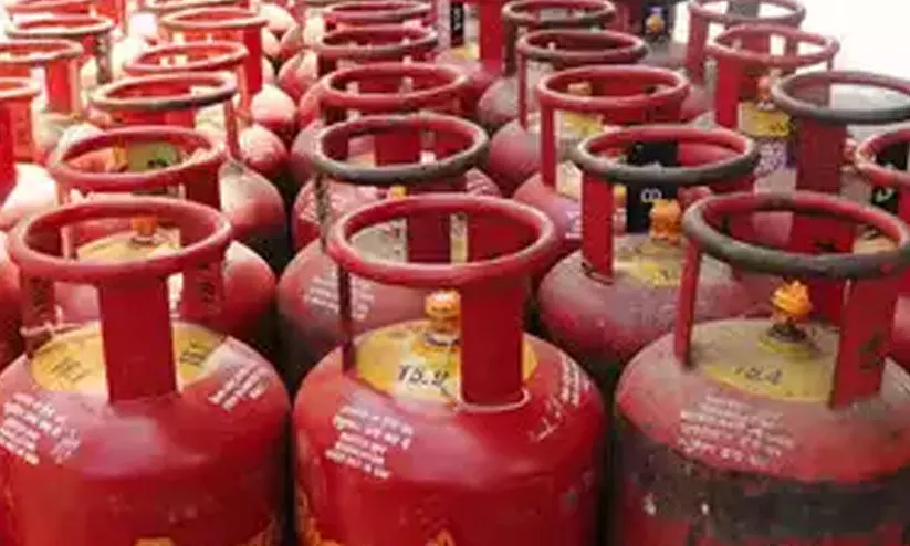 സി​ലി​ണ്ട​ർ ചോ​ർ​ന്ന് സ്ഫോ​ട​നം; കു​ടി​ൽ ക​ത്തി