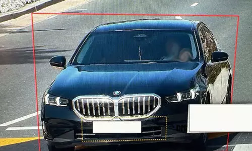 കു​ട്ടി​യെ മ​ടി​യി​ലി​രു​ത്തി ഡ്രൈ​വി​ങ്​; ദു​ബൈ​യി​ൽ ​വാ​ഹ​നം പി​ടി​യി​ൽ