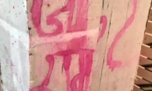 കനത്ത സുരക്ഷക്കിടയിലും ഹോളി ആഘോഷത്തിനിടെ പ്രകോപന ശ്രമം; യു.പിയിലെ പള്ളിയിൽ ജയ് ശ്രീറാം എന്ന് പെയിന്റ് ചെയ്തു