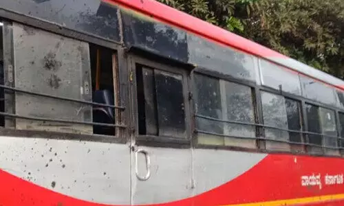 ഹോ​ളി ആ​ഘോ​ഷ​ത്തി​നി​ടെ മ​ഹാ​രാ​ഷ്ട്ര​യി​ൽ ക​ർ​ണാ​ട​ക ബ​സി​നു​നേ​രെ ക​ല്ലേ​റ്