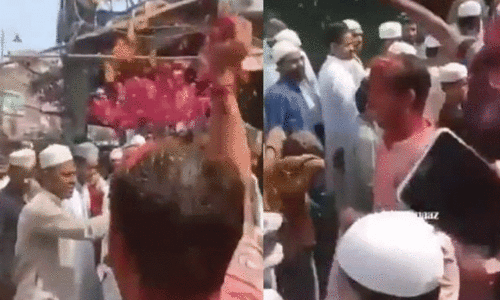 Delhis Seelampur where Hindu brothers celebrated Holi by showering flowers on Namazis