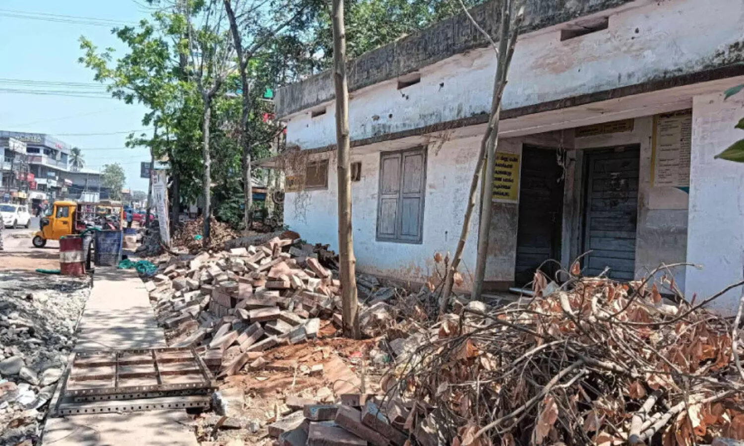 ച​ങ്ങ​രം​കു​ളം ന​ഗ​ര​മ​ധ്യ​ത്തി​ൽ കാ​ടു​മൂ​ടി ആ​ല​ങ്കോ​ട് വി​ല്ലേ​ജ് ഓ​ഫി​സ്