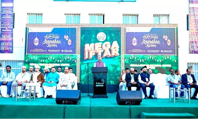 പ്ര​വാ​സി സം​ഗ​മ​മാ​യി കെ.​എം.​സി.​സി മെ​ഗാ ഇ​ഫ്താ​ർ