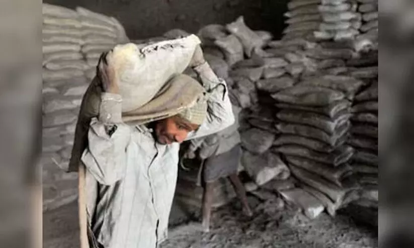 സിമന്റ് ചുമട്ടുതൊഴിലാളി സമരത്തിൽ വലഞ്ഞ് നിർമാണ മേഖല സിമന്റ് ചുമട്ടുതൊഴിലാളി സമരത്തിൽ വലഞ്ഞ് നിർമാണ മേഖല