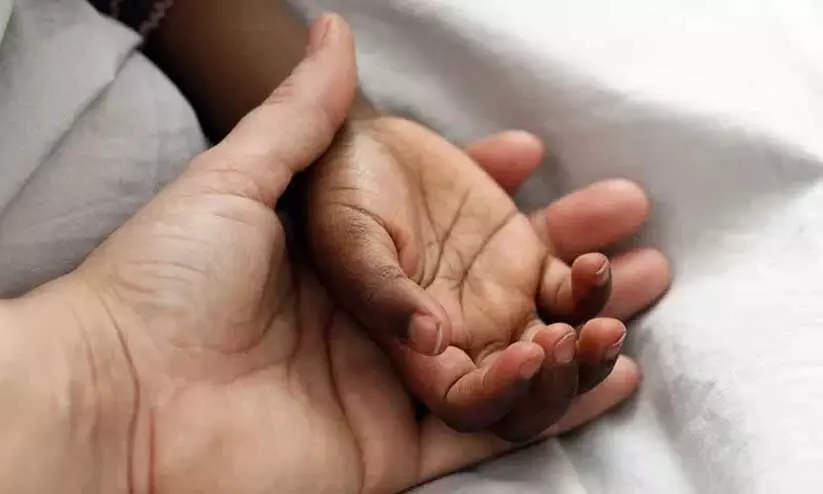 രാജ്യത്തുടനീളം ദത്തെടുക്കലിനായി കാത്തിരിക്കുന്നത് 2,000 ത്തി​ലേറെ കുട്ടികൾ;   ഏറ്റവും കൂടുതൽ പശ്ചിമ ബംഗാളിൽ