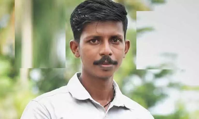 പാടത്ത് ക്രിക്കറ്റ് കളിക്കിടെ മിന്നലേറ്റ് ഫോൺ പൊട്ടിത്തെറിച്ച് യുവാവ് മരിച്ചു