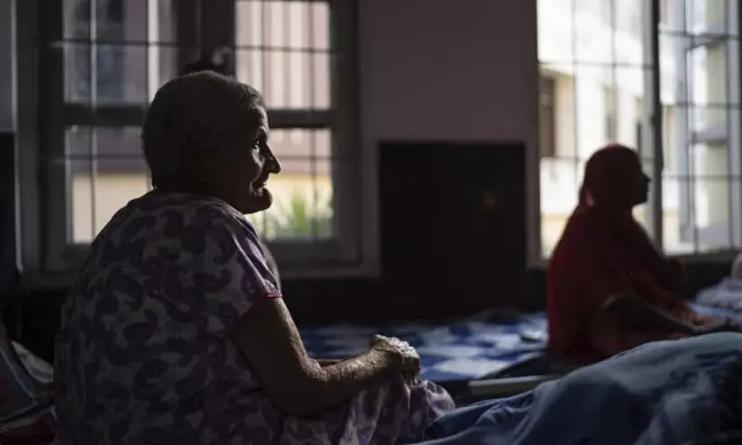 മാതാപിതാക്കളെ ഉപേക്ഷിക്കുന്നവർക്കെതിരെ കർശന നടപടിയുമായി കർണാടക; പ്രോപ്പർട്ടി റിവേഴ്സൽ നടപ്പിലാക്കുമെന്ന് മന്ത്രി മാതാപിതാക്കളെ ഉപേക്ഷിക്കുന്നവർക്കെതിരെ കർശന നടപടിയുമായി കർണാടക; പ്രോപ്പർട്ടി റിവേഴ്സൽ നടപ്പിലാക്കുമെന്ന് മന്ത്രി