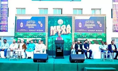 പ്ര​വാ​സി സം​ഗ​മ​മാ​യി കെ.​എം.​സി.​സി മെ​ഗാ ഇ​ഫ്താ​ർ