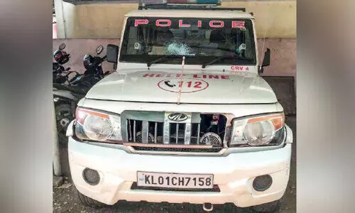 പൊലീസിന്​ നേരെ​ ആക്രമണം; ജീപ്പിന്‍റെ ഗ്ലാസ്​ തകർത്തു