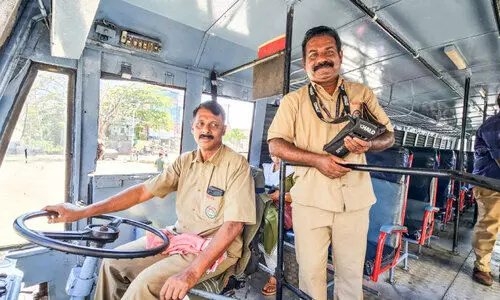 നാല്​ പതിറ്റാണ്ടിനു​ ശേഷം ആനവണ്ടിയിൽ ഒരുമിച്ച്​ കളിക്കൂട്ടുകാർ