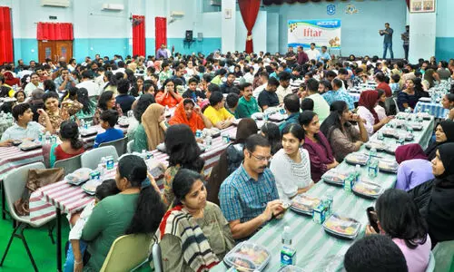 ഒ​ത്തൊ​രു​മ​യു​ടെ വേ​ദി​യാ​യി കേ​ര​ള​വി​ങ് ഇ​ഫ്താ​ർ സം​ഗ​മം